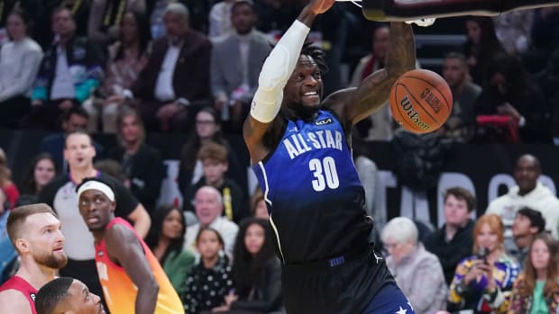 Julius Randle dunks in the 2023 NBA All-Star Game.